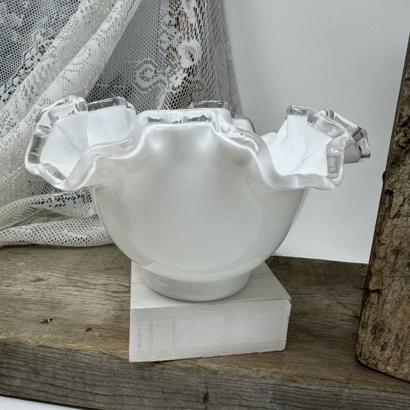 Vintage Fenton Glass Round Double Crimped Bowl - Picture 5 of 8